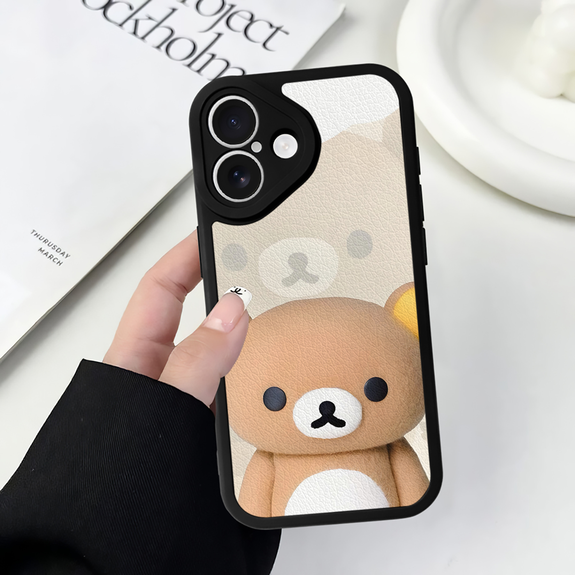 （画像用） リラックマ リラックマ キイロイトリ Rilakkuma Korilakkuma Kiiroitori 【iPhone 16シリーズ対応】シリコンスマホケース（レザー調） 材質：シリコン